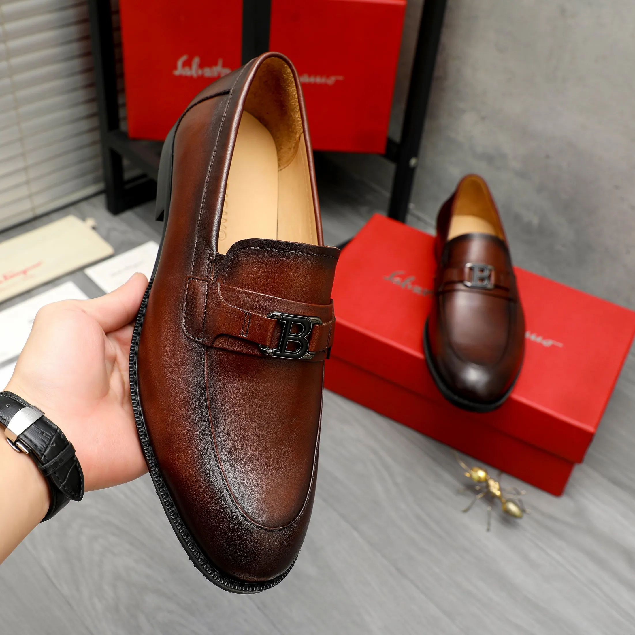 Men's shoes 💰540 Product trademark: Ferragamo "Ferragamo" business casual slip-on leather shoes Regular size: 39-45 (45. Customized, non-returnable) Product materials: Selected color-brushed cowhide upper, cowhide lining, original outsole